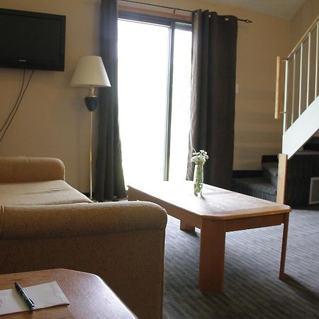 Garden Court Motel Manning Bagian luar foto