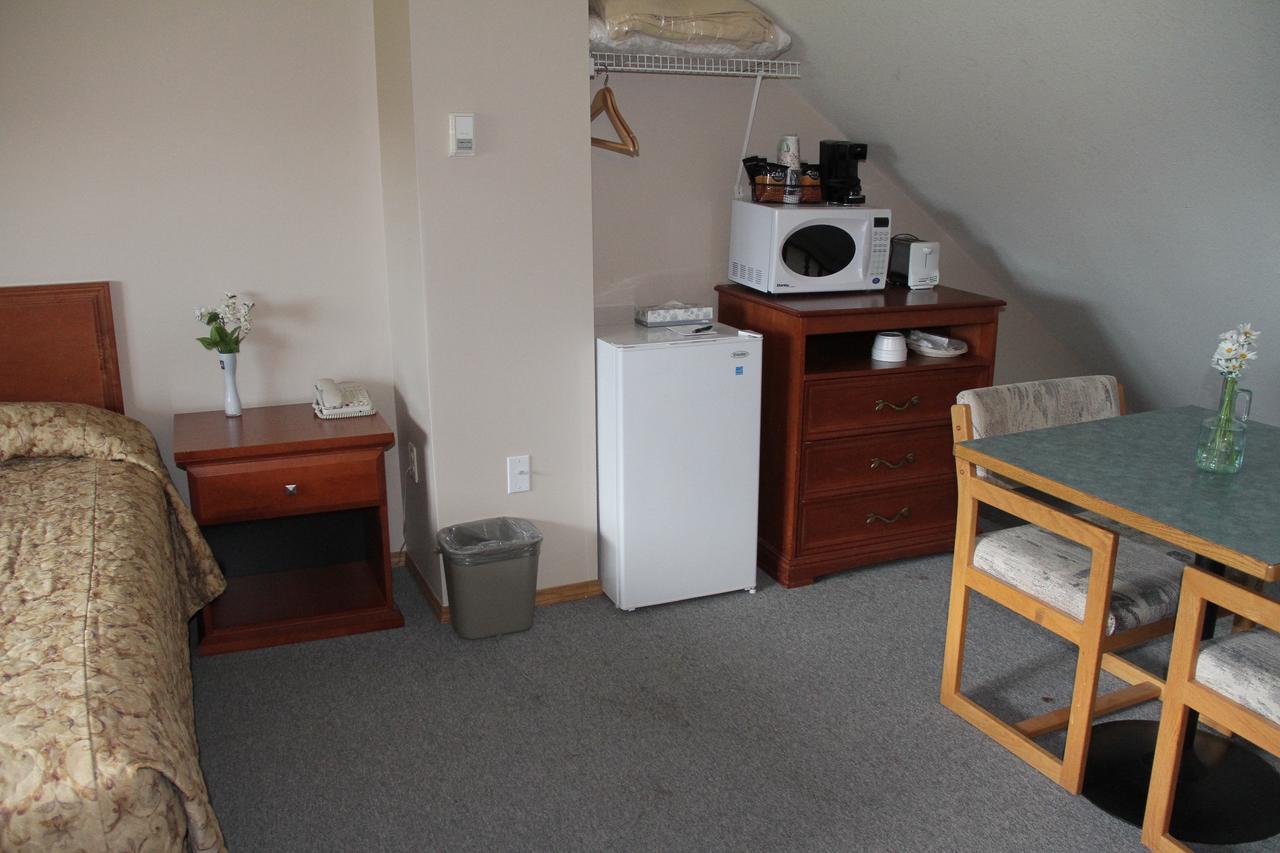 Garden Court Motel Manning Bagian luar foto