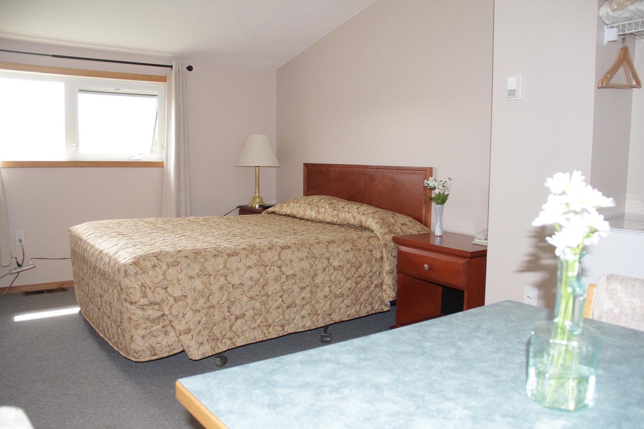 Garden Court Motel Manning Bagian luar foto