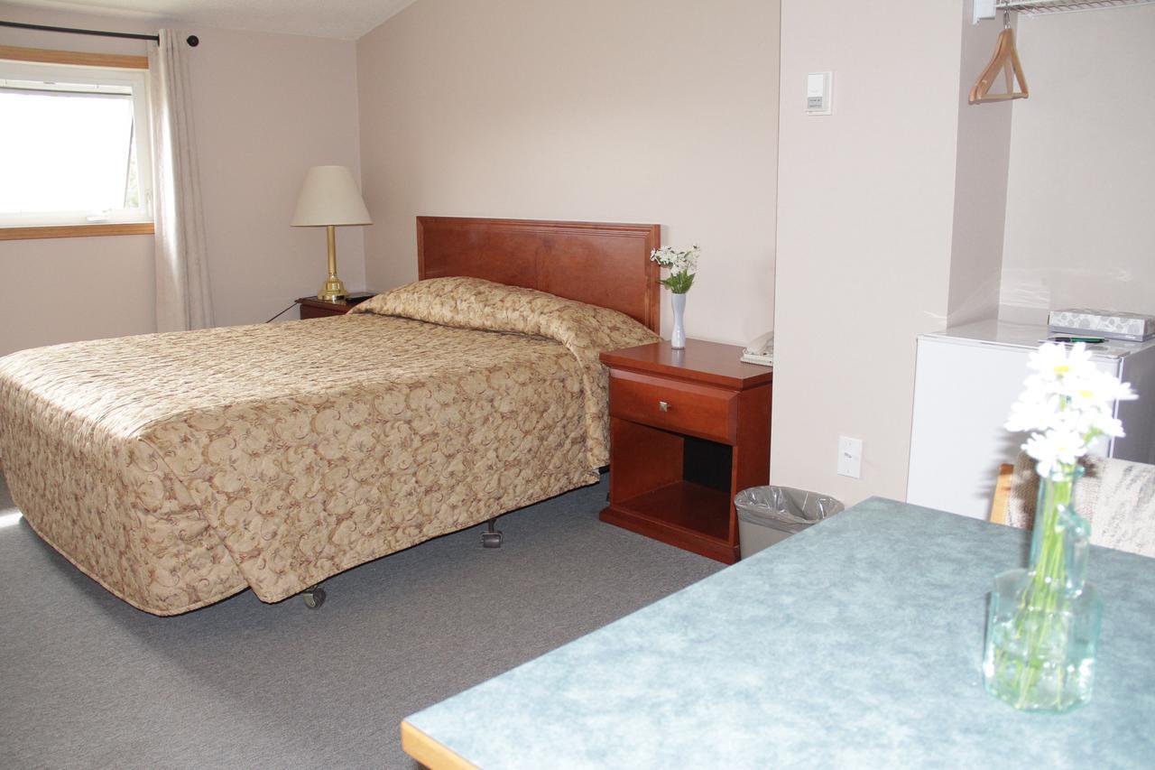 Garden Court Motel Manning Bagian luar foto