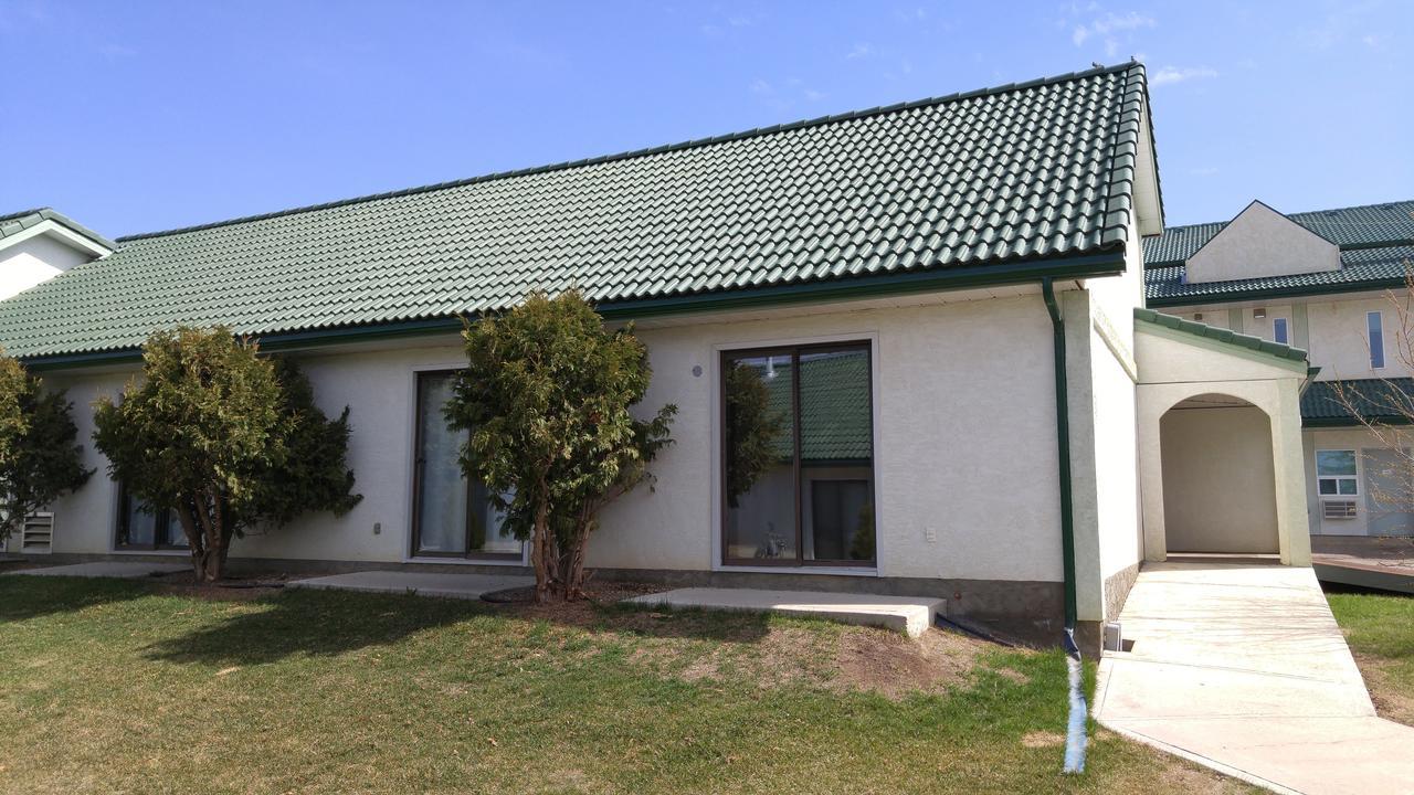 Garden Court Motel Manning Bagian luar foto