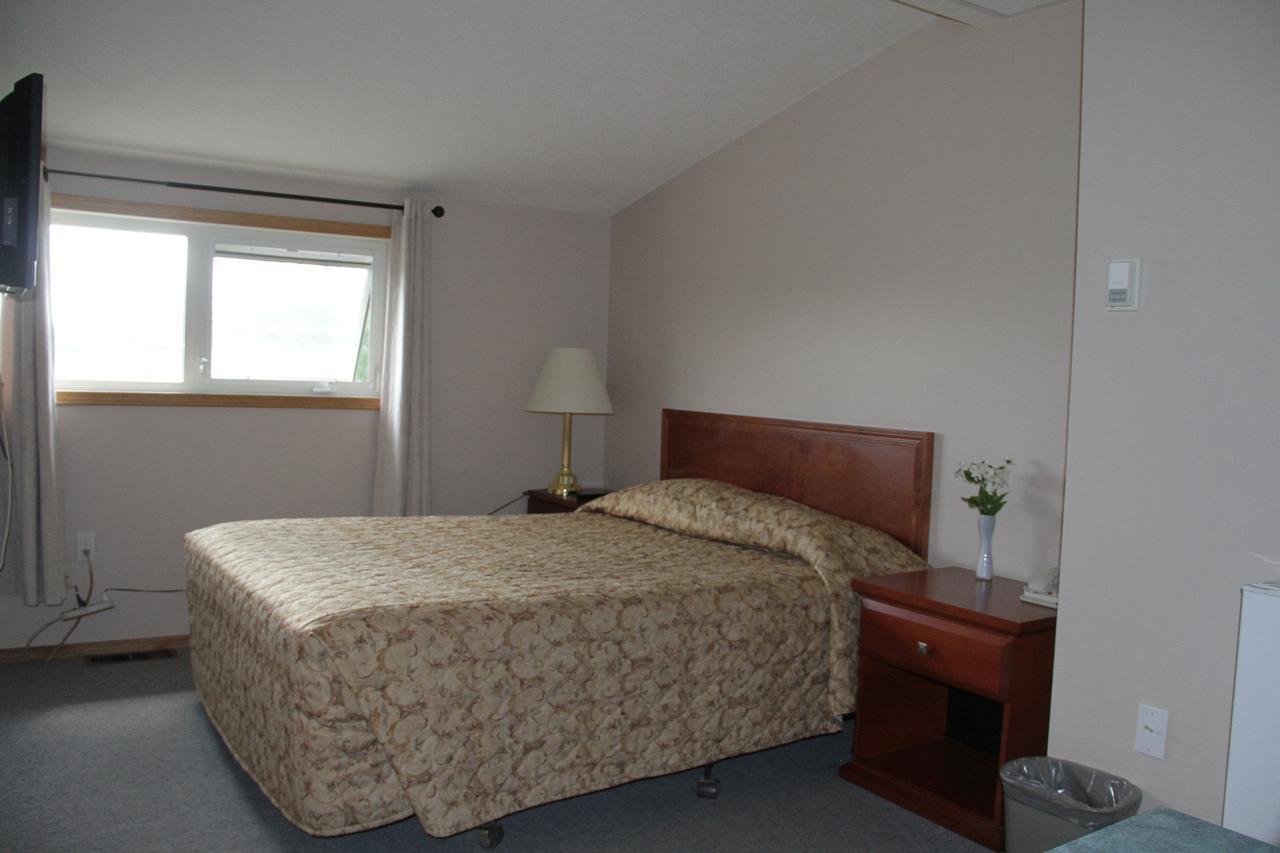 Garden Court Motel Manning Bagian luar foto
