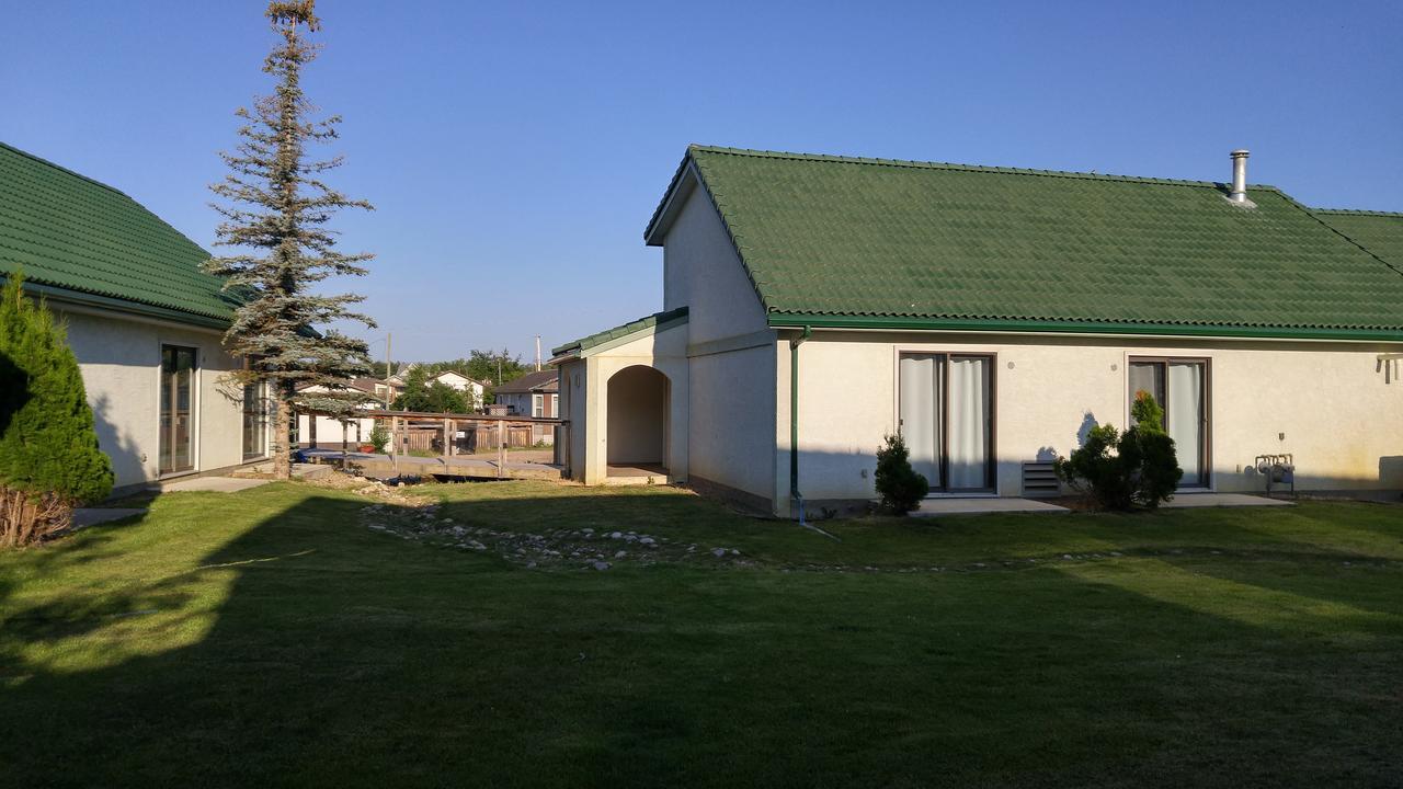 Garden Court Motel Manning Bagian luar foto