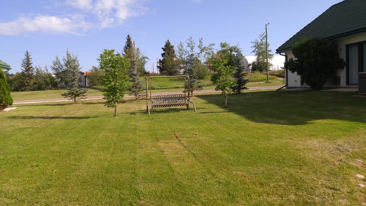 Garden Court Motel Manning Bagian luar foto